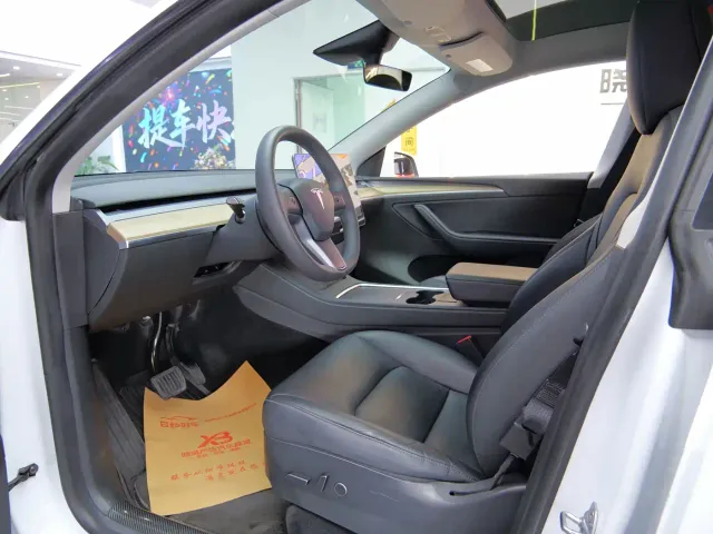 Tesla Model Y — Фото автомобиля 6