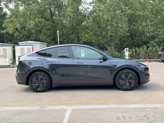 Tesla Model Y — Фото автомобиля 14