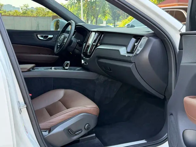 Volvo XC60 — Фото автомобиля 10