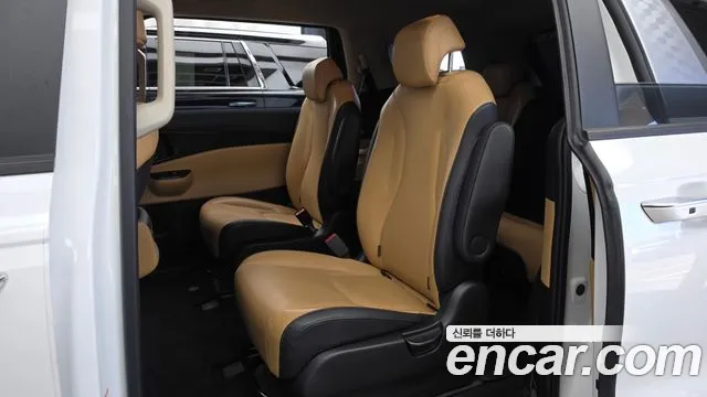 Kia Carnival Generation 4 — Фото автомобиля 12