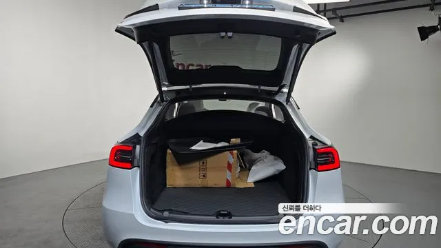 Tesla Model Y — Фото автомобиля 16