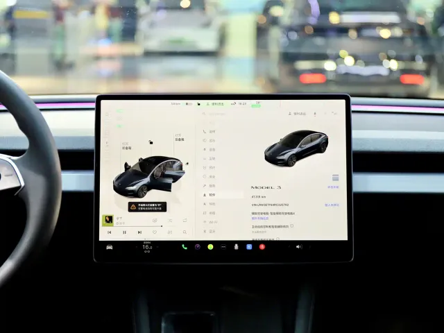 Tesla Model 3 — Фото автомобиля 12