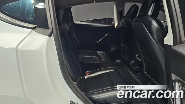 Tesla Model Y — Фото автомобиля 11