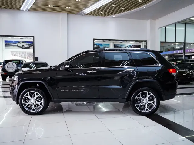 Jeep Grand Cherokee — Фото автомобиля 3