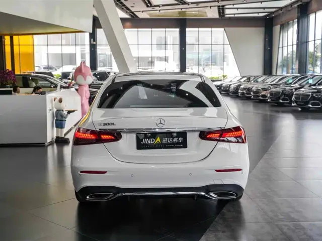 Mercedes-Benz E-Class — Фото автомобиля 19