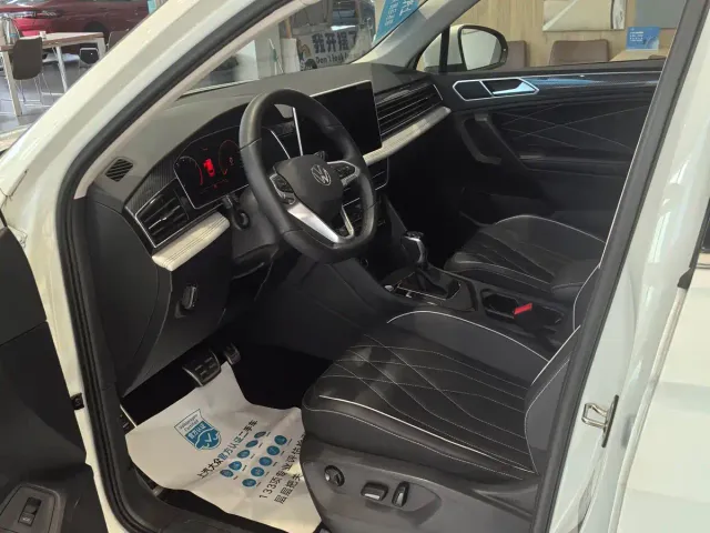 Volkswagen Tiguan L — Фото автомобиля 12