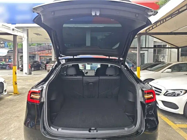 Tesla Model Y — Фото автомобиля 18