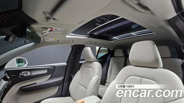 Volvo XC40 — Фото автомобиля 13