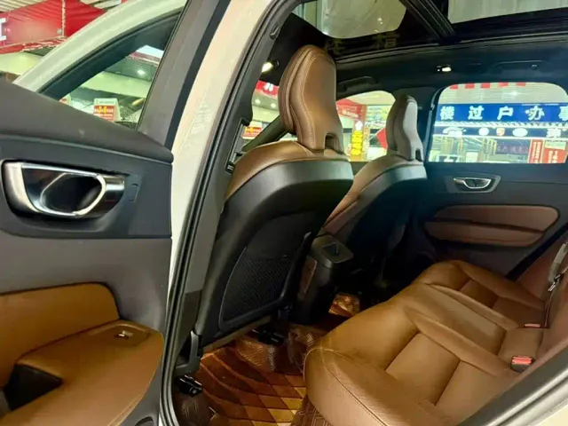 Volvo XC60 — Фото автомобиля 12