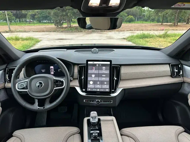 Volvo XC90 — Фото автомобиля 11