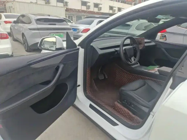 Tesla Model Y L — Фото автомобиля 15