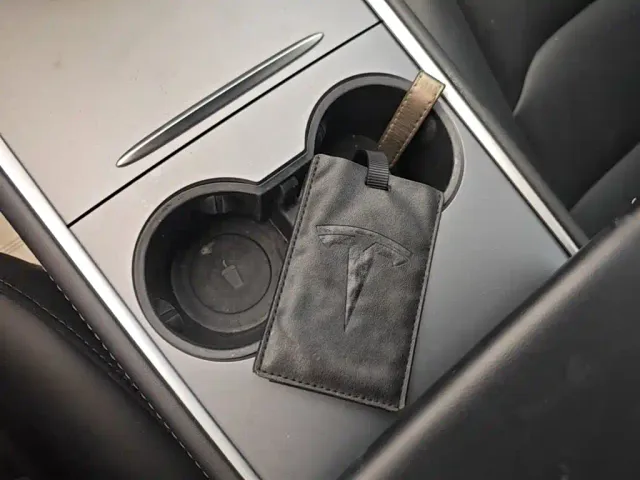 Tesla Model 3 — Фото автомобиля 16