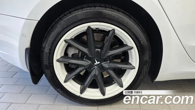 Tesla Model 3 — Фото автомобиля 5