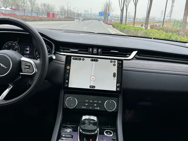 Jaguar XFL — Фото автомобиля 6