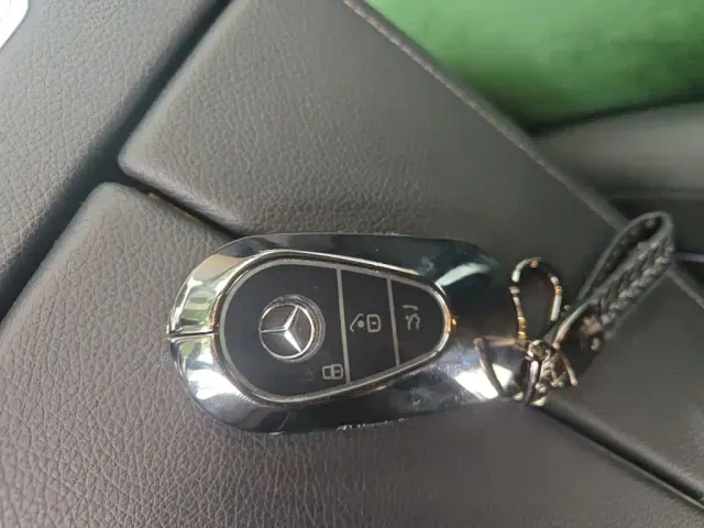 Mercedes-Benz EQE SUV — Фото автомобиля 11
