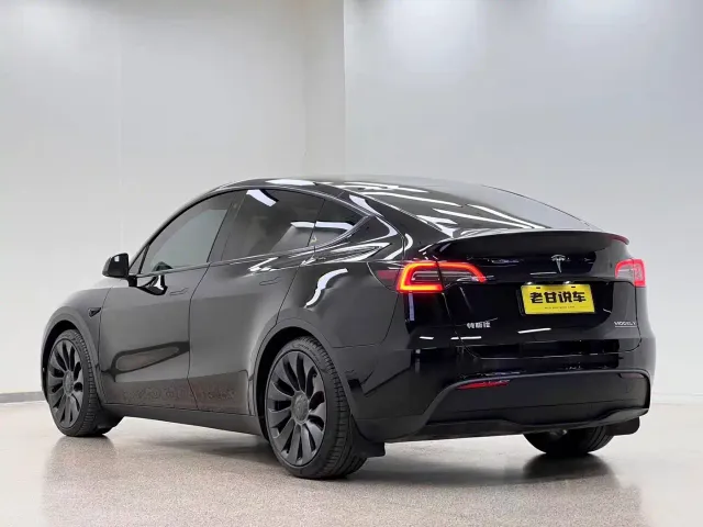 Tesla Model Y — Фото автомобиля 5