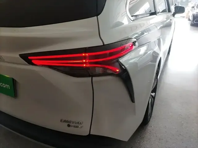 Toyota Sienna — Фото автомобиля 7