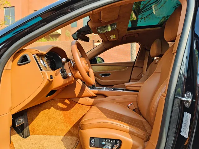 Bentley Flying Spur — Фото автомобиля 27