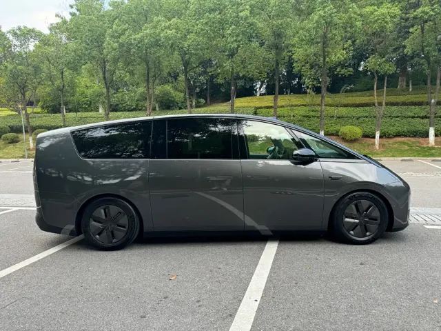 Li Auto MEGA — Фото автомобиля 4