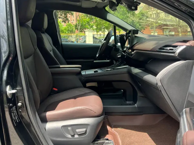 Toyota Sienna — Фото автомобиля 9