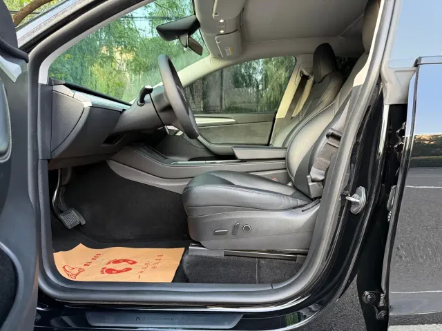 Tesla Model Y — Фото автомобиля 11