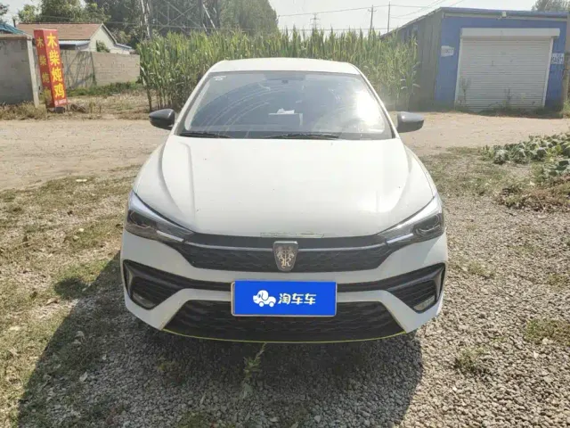 Roewe Roewe i5 2021 1.5L Manual Platinum Edition — Фото автомобиля 2