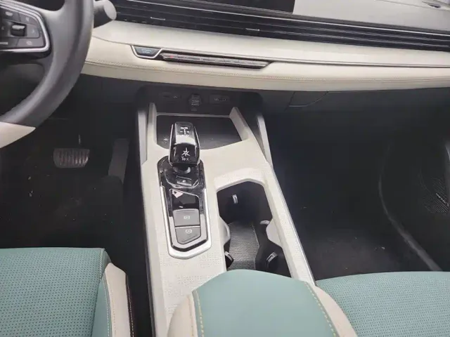 Geely Emgrand L — Фото автомобиля 16