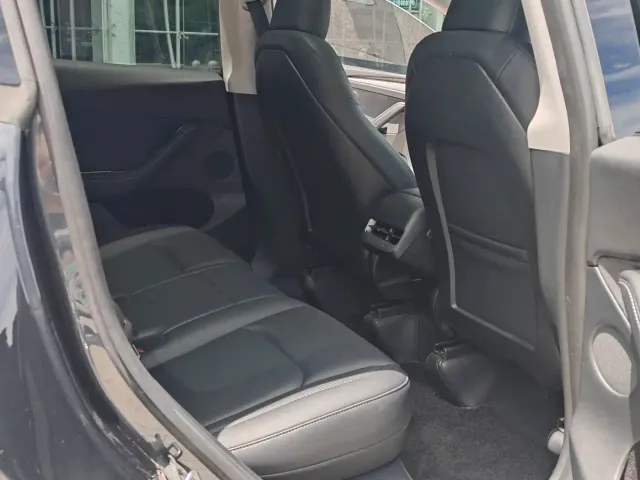 Tesla Model Y — Фото автомобиля 12