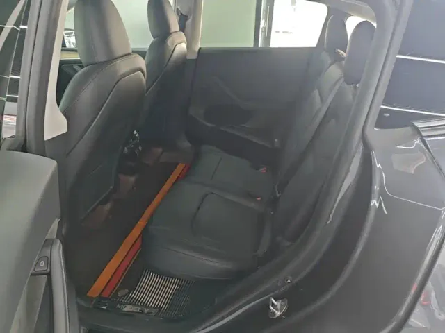 Tesla Model Y — Фото автомобиля 12