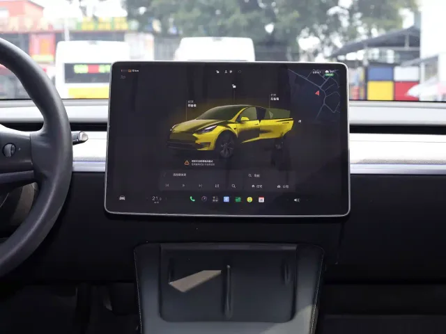 Tesla Model Y — Фото автомобиля 11