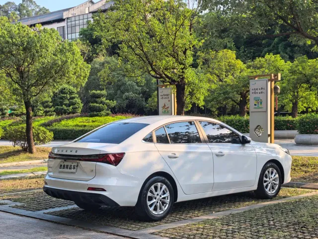 Roewe i5 — Фото автомобиля 4