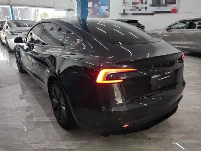 Tesla Model 3 — Фото автомобиля 4
