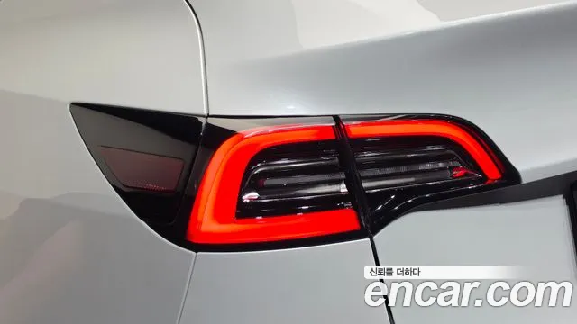 Tesla Model Y — Фото автомобиля 22