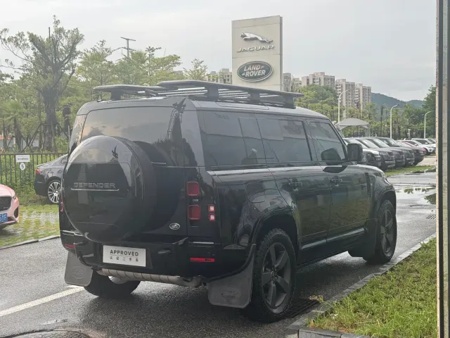 Land Rover Defender — Фото автомобиля 10