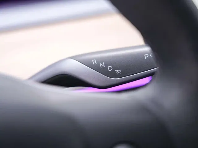 Tesla Model 3 — Фото автомобиля 12