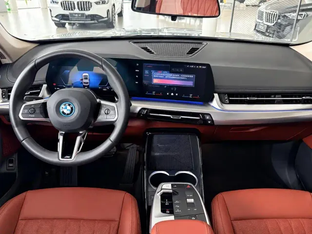 BMW iX1 — Фото автомобиля 13
