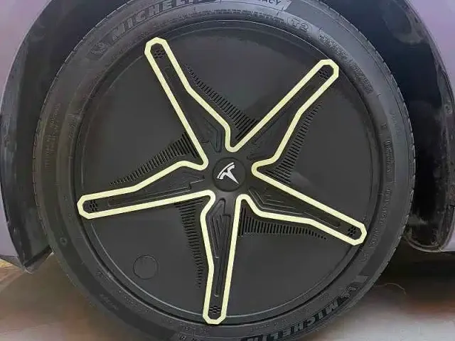 Tesla Model 3 — Фото автомобиля 12