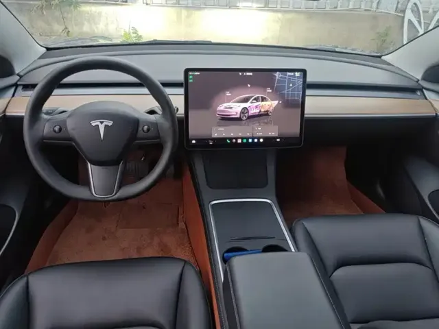 Tesla Model 3 — Фото автомобиля 12