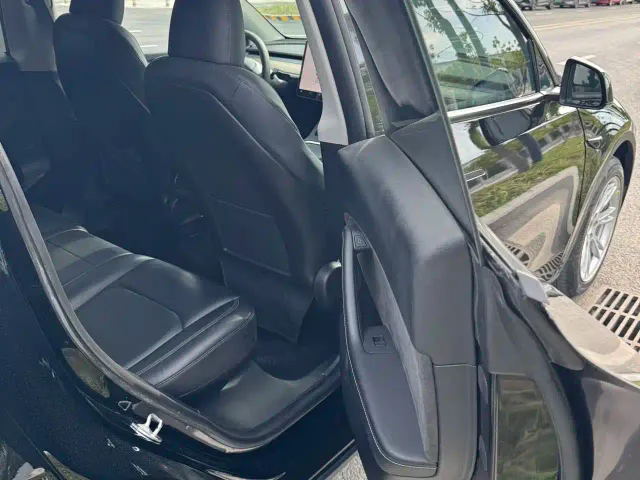 Tesla Model Y — Фото автомобиля 9