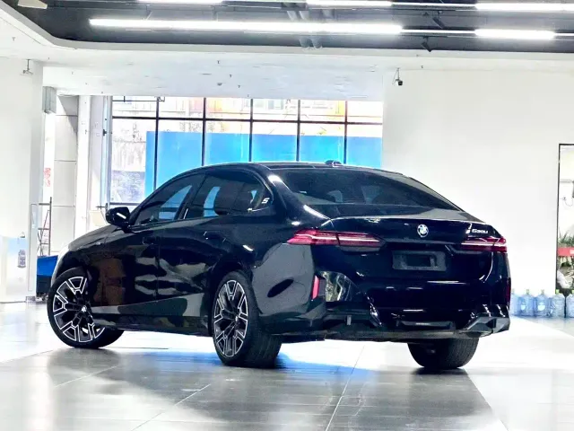 BMW 5 Series — Фото автомобиля 9