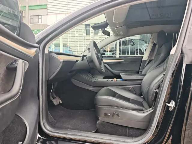Tesla Model Y — Фото автомобиля 8