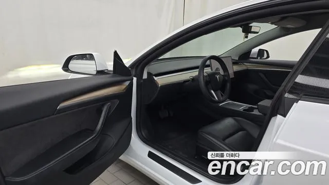 Tesla Model 3 — Фото автомобиля 10