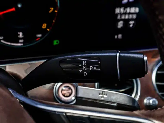 Mercedes-Benz E-Class — Фото автомобиля 16