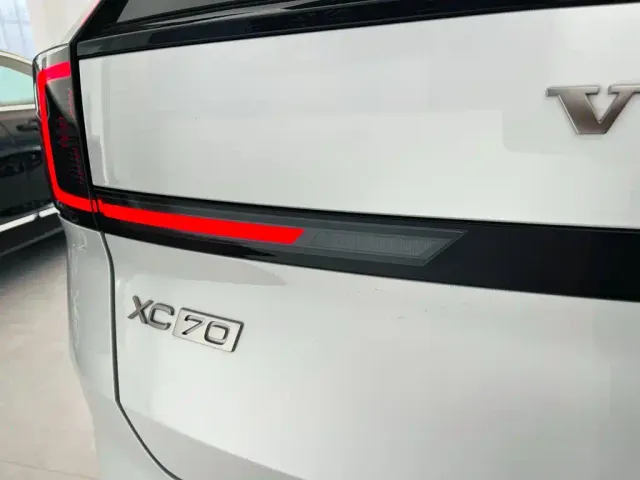 Volvo XC70 Plug-in Hybrid — Фото автомобиля 6
