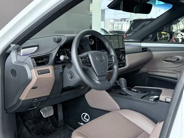 Lexus ES — Фото автомобиля 8