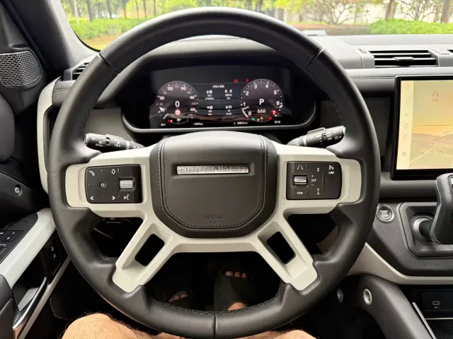 Land Rover Defender — Фото автомобиля 13