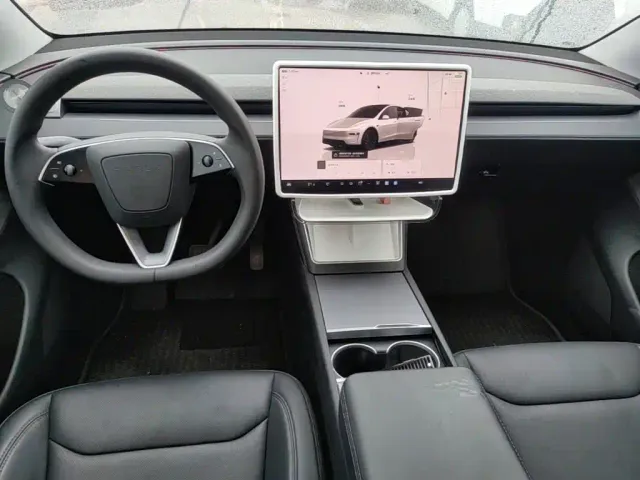 Tesla Model Y — Фото автомобиля 12