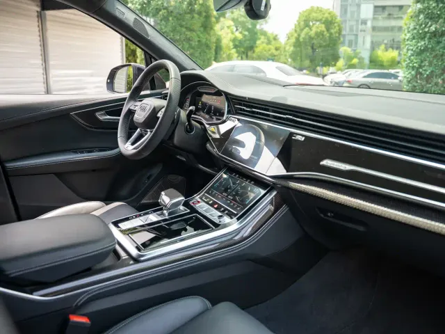 Audi SQ7 — Фото автомобиля 18