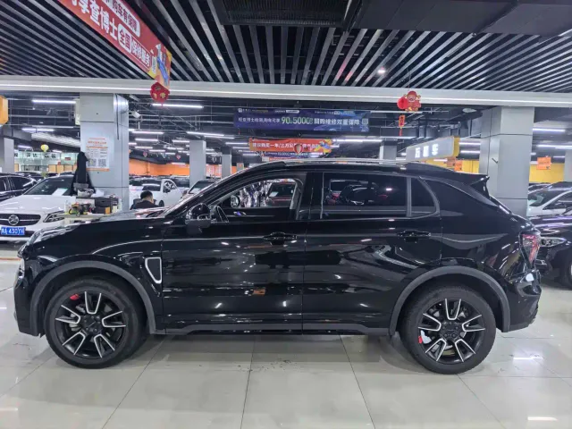 Lynk & Co 01 — Фото автомобиля 3
