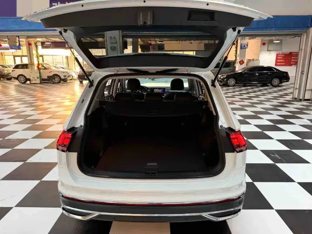 Volkswagen Tiguan L — Фото автомобиля 11